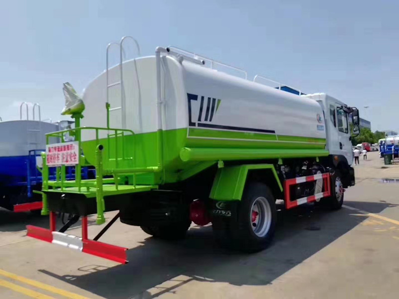 國(guó)六東風(fēng)大多利卡D9 15方灑水車(chē)