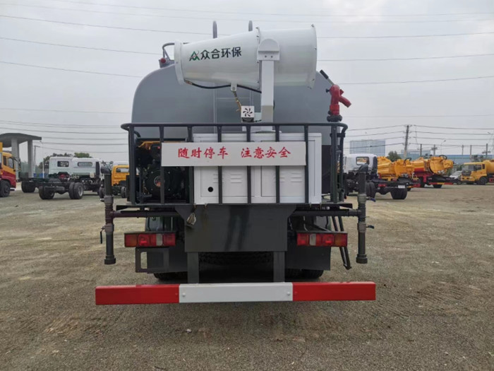 國(guó)六汕德卡18方霧炮車_灑水車廠家