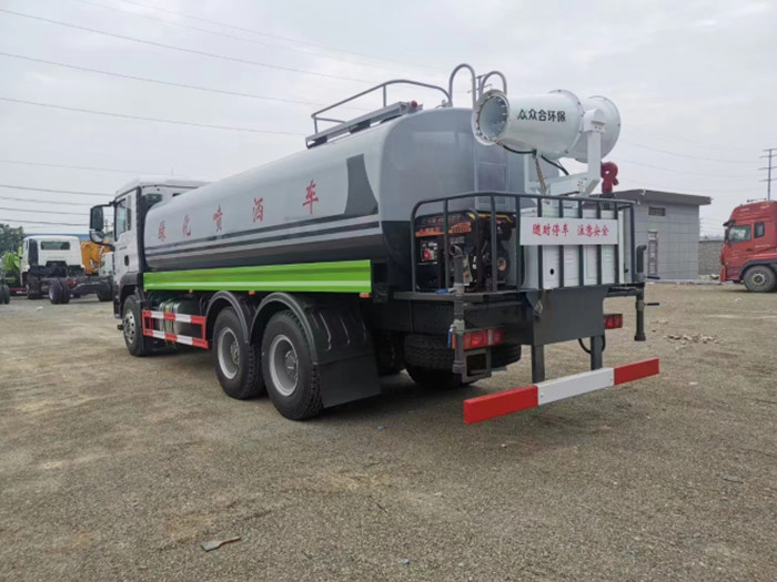 國(guó)六汕德卡18方霧炮車_灑水車廠家